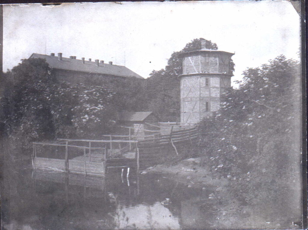 taubenschlag am platz des alten wohnhauses; ententeich