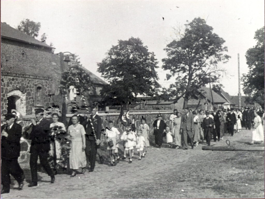 festumzug zum erntefest! mittig han felix; annemarie b. mütti.