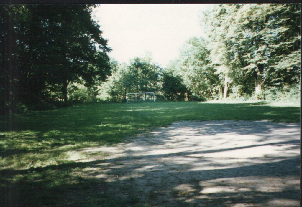 ehemaliger tennisplatz