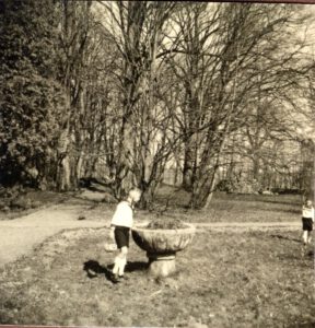 Ôstereier suchen an taufstein und friedhof
