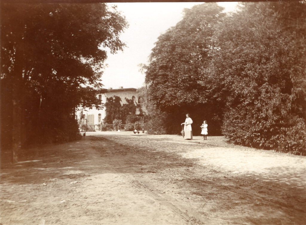 wirtschaftshaus, mutter auguste mit gisela auf dem weg zum ...