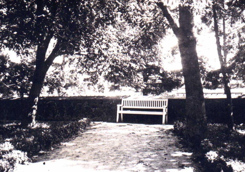 bank an der mauer zur strasse
