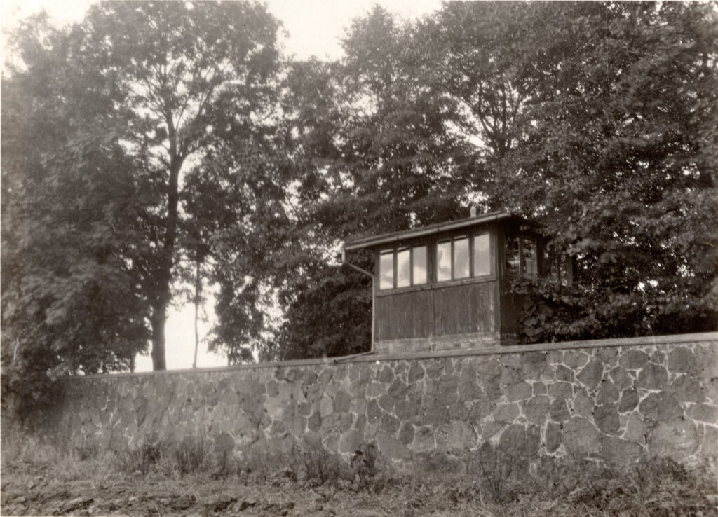 mauer mit gartenhaus